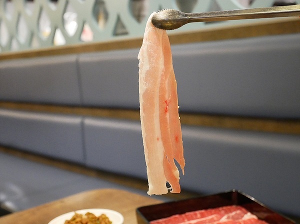 藍象廷：藍象廷-台中SOGO泰式料理吃到飽  不同於中友店推車送餐  自助取餐想吃什麼夾什麼  還有各式小點和摩摩喳喳DIY