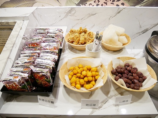 藍象廷：藍象廷-台中SOGO泰式料理吃到飽  不同於中友店推車送餐  自助取餐想吃什麼夾什麼  還有各式小點和摩摩喳喳DIY