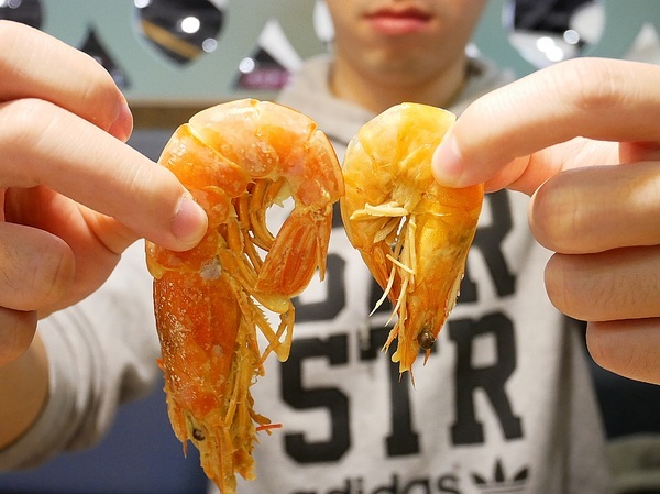 藍象廷：藍象廷-台中SOGO泰式料理吃到飽  不同於中友店推車送餐  自助取餐想吃什麼夾什麼  還有各式小點和摩摩喳喳DIY