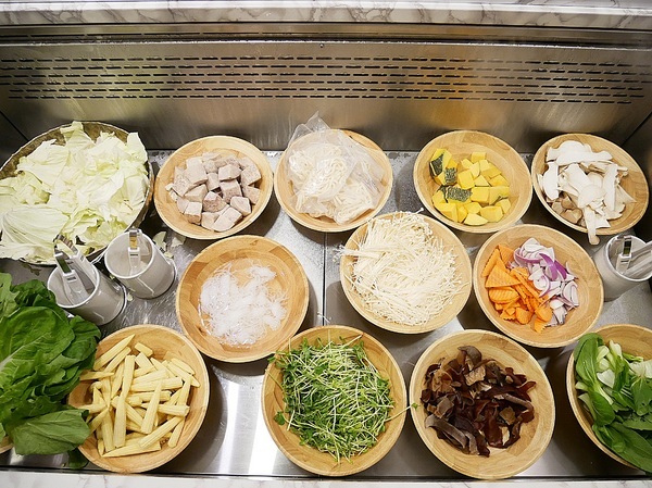 藍象廷：藍象廷-台中SOGO泰式料理吃到飽  不同於中友店推車送餐  自助取餐想吃什麼夾什麼  還有各式小點和摩摩喳喳DIY