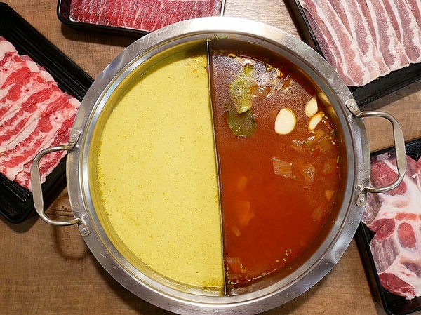 藍象廷：藍象廷-台中SOGO泰式料理吃到飽  不同於中友店推車送餐  自助取餐想吃什麼夾什麼  還有各式小點和摩摩喳喳DIY