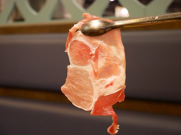 藍象廷：藍象廷-台中SOGO泰式料理吃到飽  不同於中友店推車送餐  自助取餐想吃什麼夾什麼  還有各式小點和摩摩喳喳DIY