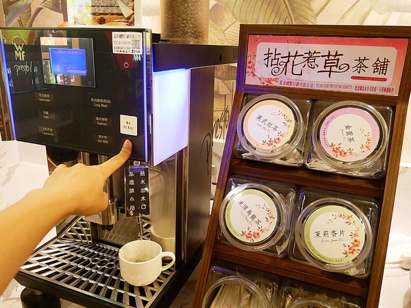 藍象廷：藍象廷-台中SOGO泰式料理吃到飽  不同於中友店推車送餐  自助取餐想吃什麼夾什麼  還有各式小點和摩摩喳喳DIY