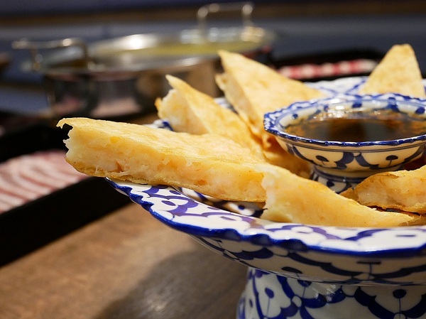 藍象廷：藍象廷-台中SOGO泰式料理吃到飽  不同於中友店推車送餐  自助取餐想吃什麼夾什麼  還有各式小點和摩摩喳喳DIY