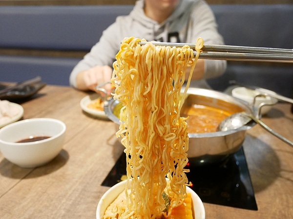 藍象廷：藍象廷-台中SOGO泰式料理吃到飽  不同於中友店推車送餐  自助取餐想吃什麼夾什麼  還有各式小點和摩摩喳喳DIY