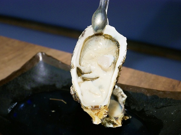 藍象廷：藍象廷-台中SOGO泰式料理吃到飽  不同於中友店推車送餐  自助取餐想吃什麼夾什麼  還有各式小點和摩摩喳喳DIY