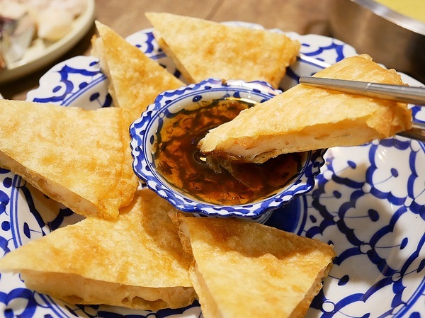 藍象廷：藍象廷-台中SOGO泰式料理吃到飽  不同於中友店推車送餐  自助取餐想吃什麼夾什麼  還有各式小點和摩摩喳喳DIY