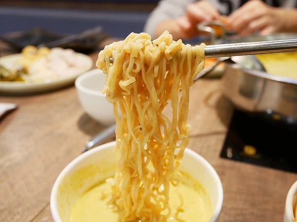 藍象廷：藍象廷-台中SOGO泰式料理吃到飽  不同於中友店推車送餐  自助取餐想吃什麼夾什麼  還有各式小點和摩摩喳喳DIY