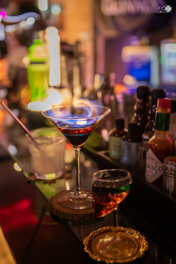 台北酒吧推薦》轉角酒吧La Esquina - 中山區超人氣BAR 華麗調酒微醺之樂 - 時空幻境 凌雲江海清