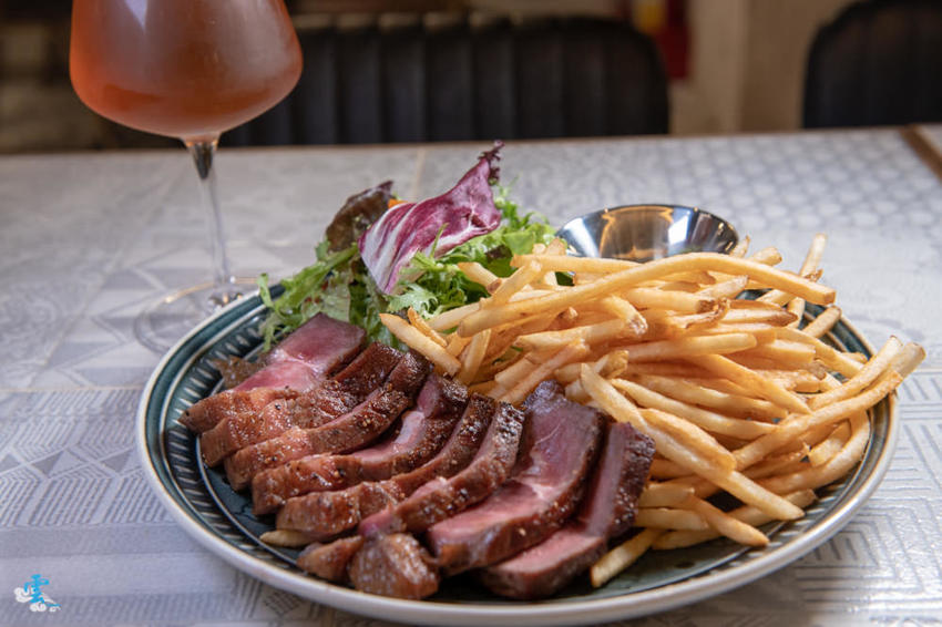 大直餐酒館》棧酒食吧 SIP Gastro Taphouse - 七種風味的精釀啤酒 ATT 4 Recharge 美食餐廳 直火炭烤x花園餐廳 - 時空幻境 凌雲江海清