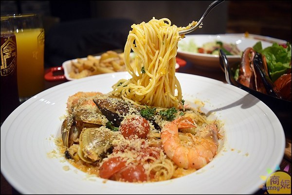 掌門精釀啤酒(台中文心店)：台中啤酒餐廳。掌門精釀啤酒文心店。世界啤酒金牌獎24支酒頭加上義式海鮮料理 餐與酒都讓人驚艷