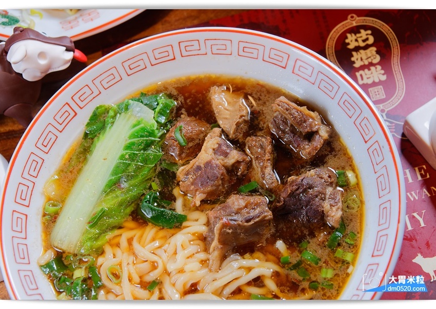 台北東區最潮牛肉麵!姑媽咪牛肉麵,精燉湯頭x復古時尚混搭不受限,必吃私房小菜/爺爺的皮蛋豆腐,台北大安區牛肉麵推薦, - 大胃米粒 DAVID & MILLY