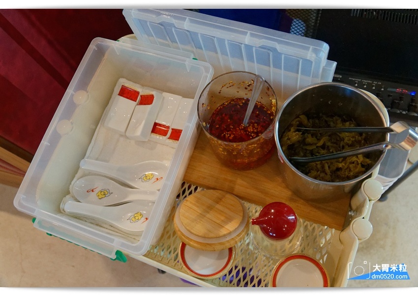 台北東區最潮牛肉麵!姑媽咪牛肉麵,精燉湯頭x復古時尚混搭不受限,必吃私房小菜/爺爺的皮蛋豆腐,台北大安區牛肉麵推薦, - 大胃米粒 DAVID & MILLY