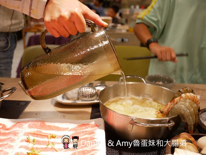 《新竹竹北美食》Umi火鍋水產直賣所 。活體海鮮豪華版海陸雙人套餐x北海道昆布柴魚高湯︱菜單價位菜色分享(影片)