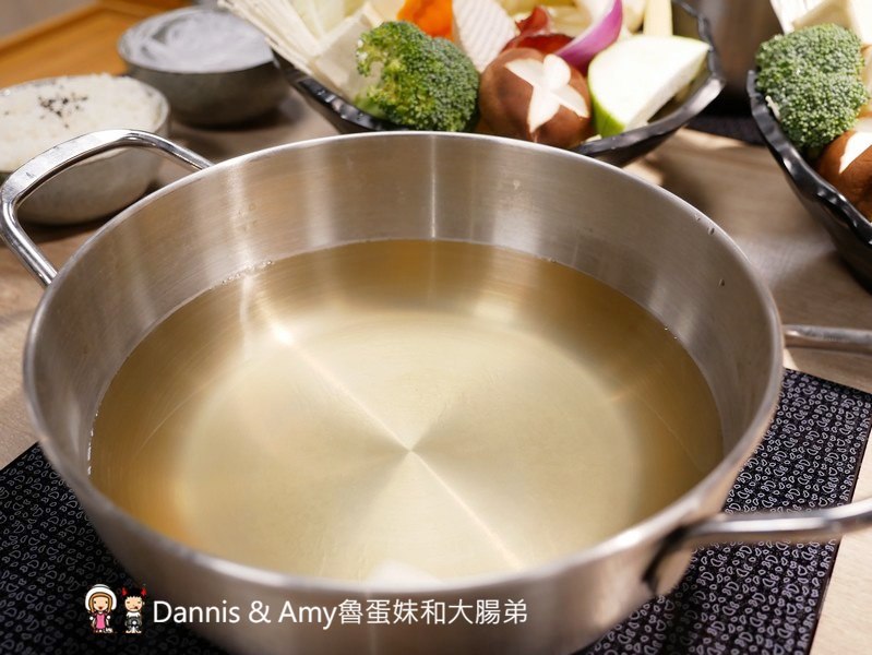 《新竹竹北美食》Umi火鍋水產直賣所 。活體海鮮豪華版海陸雙人套餐x北海道昆布柴魚高湯︱菜單價位菜色分享(影片)