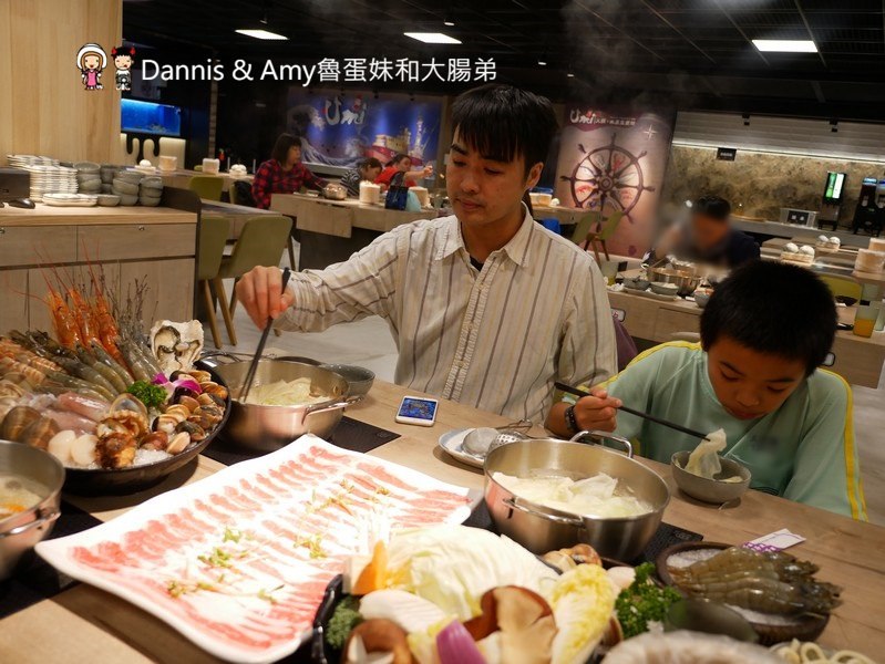 《新竹竹北美食》Umi火鍋水產直賣所 。活體海鮮豪華版海陸雙人套餐x北海道昆布柴魚高湯︱菜單價位菜色分享(影片)