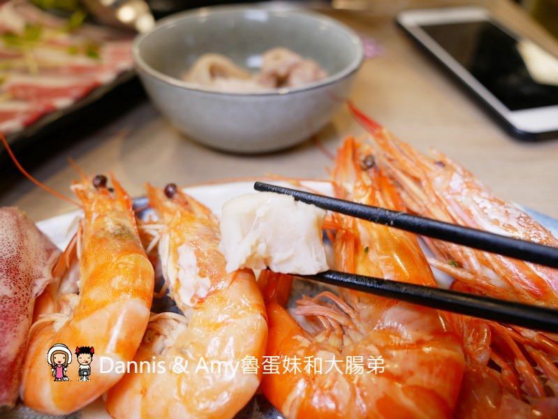 《新竹竹北美食》Umi火鍋水產直賣所 。活體海鮮豪華版海陸雙人套餐x北海道昆布柴魚高湯︱菜單價位菜色分享(影片)