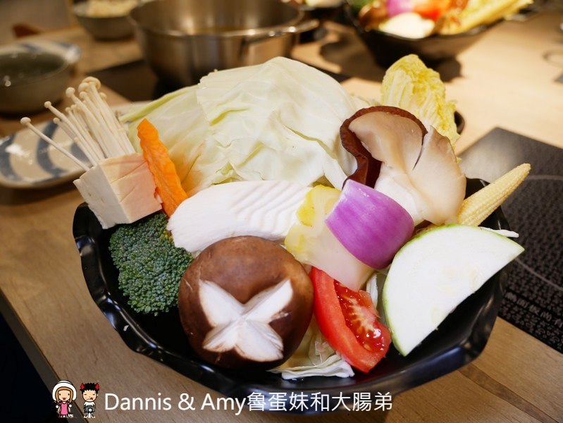 《新竹竹北美食》Umi火鍋水產直賣所 。活體海鮮豪華版海陸雙人套餐x北海道昆布柴魚高湯︱菜單價位菜色分享(影片)