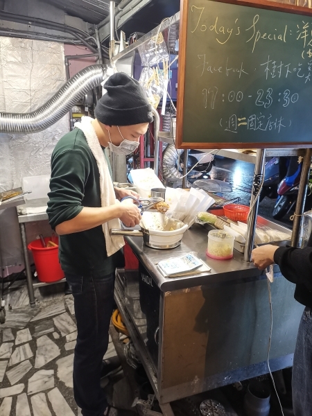 跳躍的宅男 - [花蓮美食]樹下吃雞- 今晚來個啤酒孜然雞腿排吧 花蓮市宵夜鹹酥雞