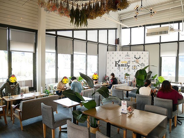 T.R Kitchen 法式早午餐:T.R Kitchen 法式早午餐-台中北屯區早午餐 近藍天白雲橋 拍完美味餐點接著拍人景