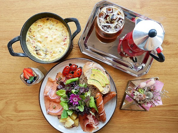 T.R Kitchen 法式早午餐:T.R Kitchen 法式早午餐-台中北屯區早午餐 近藍天白雲橋 拍完美味餐點接著拍人景