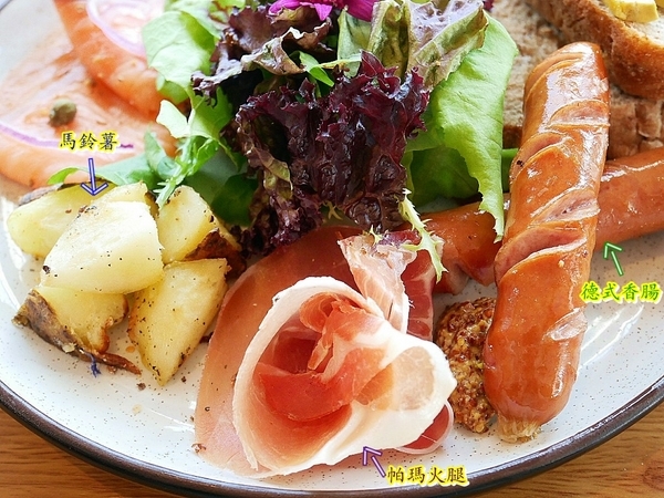 T.R Kitchen 法式早午餐:T.R Kitchen 法式早午餐-台中北屯區早午餐 近藍天白雲橋 拍完美味餐點接著拍人景