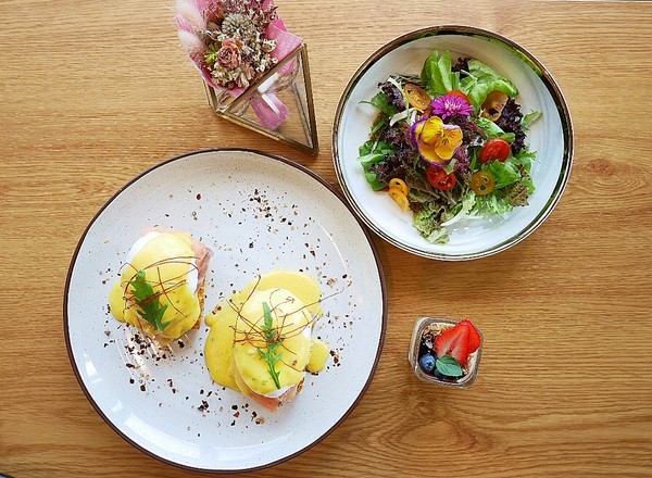 T.R Kitchen 法式早午餐:T.R Kitchen 法式早午餐-台中北屯區早午餐 近藍天白雲橋 拍完美味餐點接著拍人景