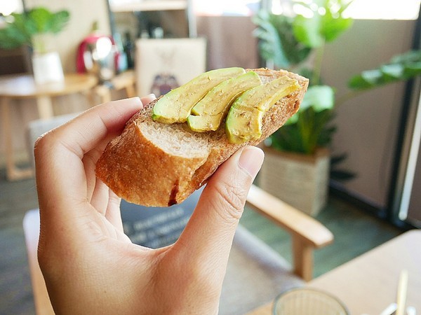 T.R Kitchen 法式早午餐:T.R Kitchen 法式早午餐-台中北屯區早午餐 近藍天白雲橋 拍完美味餐點接著拍人景