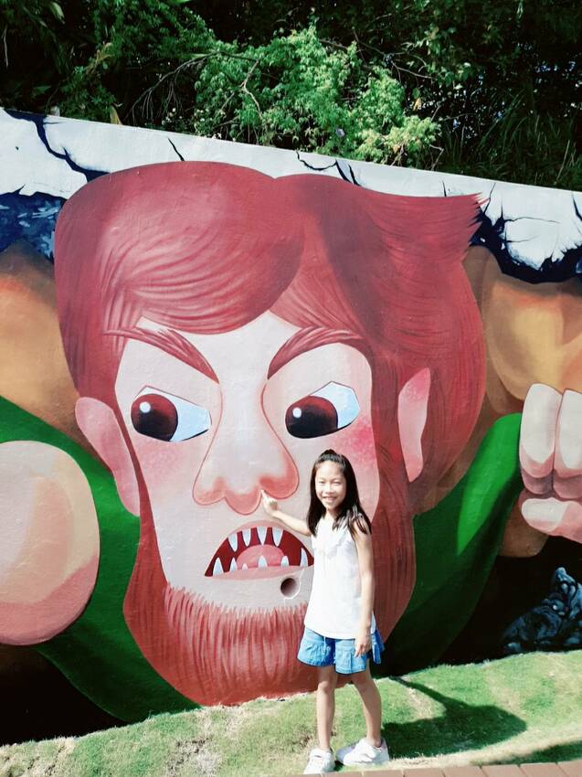 【新北｜鶯歌景點】永吉公園｜小而美的特色公園，3D壁畫造景、沙坑、會自動灑水降溫的溜滑梯，還有最消暑的戲水池。 - 1個媽咪2個寶