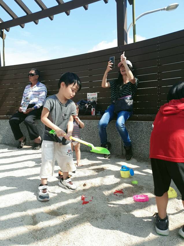 【新北｜鶯歌景點】永吉公園｜小而美的特色公園，3D壁畫造景、沙坑、會自動灑水降溫的溜滑梯，還有最消暑的戲水池。 - 1個媽咪2個寶