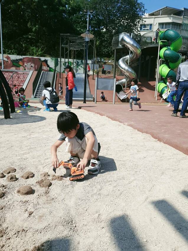 【新北｜鶯歌景點】永吉公園｜小而美的特色公園，3D壁畫造景、沙坑、會自動灑水降溫的溜滑梯，還有最消暑的戲水池。 - 1個媽咪2個寶