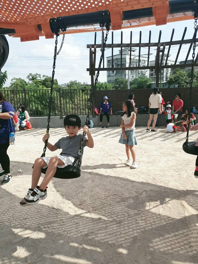 【新北｜鶯歌景點】永吉公園｜小而美的特色公園，3D壁畫造景、沙坑、會自動灑水降溫的溜滑梯，還有最消暑的戲水池。 - 1個媽咪2個寶