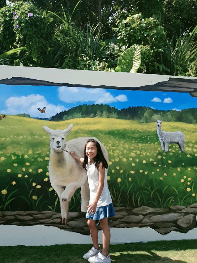 【新北｜鶯歌景點】永吉公園｜小而美的特色公園，3D壁畫造景、沙坑、會自動灑水降溫的溜滑梯，還有最消暑的戲水池。 - 1個媽咪2個寶