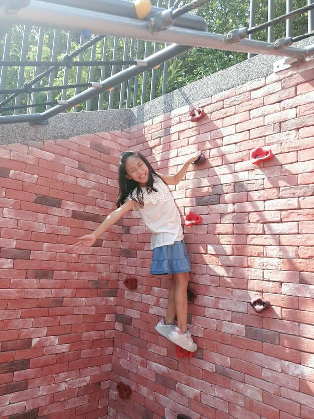 【新北｜鶯歌景點】永吉公園｜小而美的特色公園，3D壁畫造景、沙坑、會自動灑水降溫的溜滑梯，還有最消暑的戲水池。 - 1個媽咪2個寶