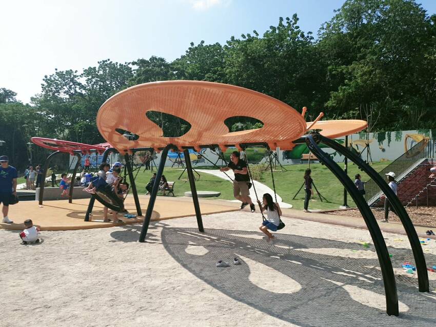 【新北｜鶯歌景點】永吉公園｜小而美的特色公園，3D壁畫造景、沙坑、會自動灑水降溫的溜滑梯，還有最消暑的戲水池。 - 1個媽咪2個寶