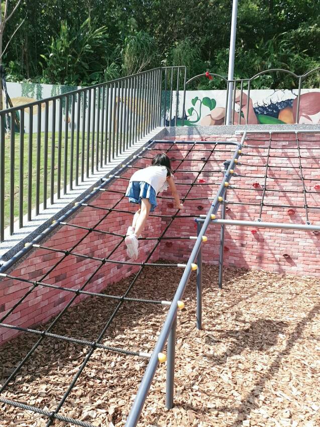 【新北｜鶯歌景點】永吉公園｜小而美的特色公園，3D壁畫造景、沙坑、會自動灑水降溫的溜滑梯，還有最消暑的戲水池。 - 1個媽咪2個寶