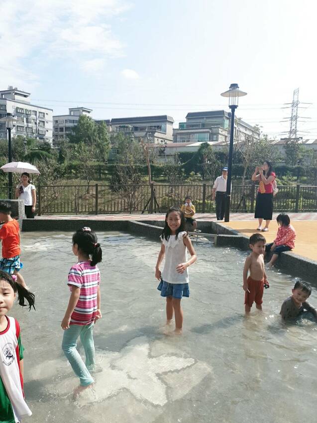 【新北｜鶯歌景點】永吉公園｜小而美的特色公園，3D壁畫造景、沙坑、會自動灑水降溫的溜滑梯，還有最消暑的戲水池。 - 1個媽咪2個寶
