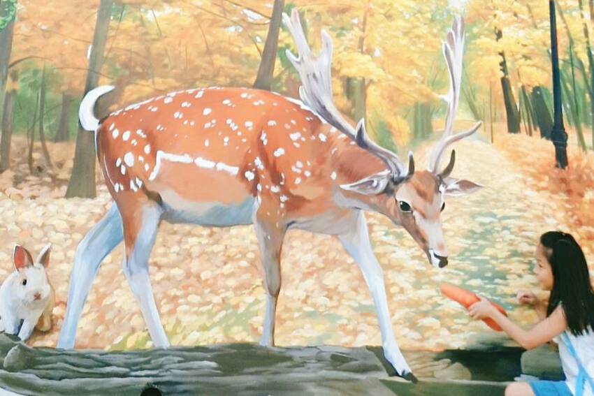 【新北｜鶯歌景點】永吉公園｜小而美的特色公園，3D壁畫造景、沙坑、會自動灑水降溫的溜滑梯，還有最消暑的戲水池。 - 1個媽咪2個寶