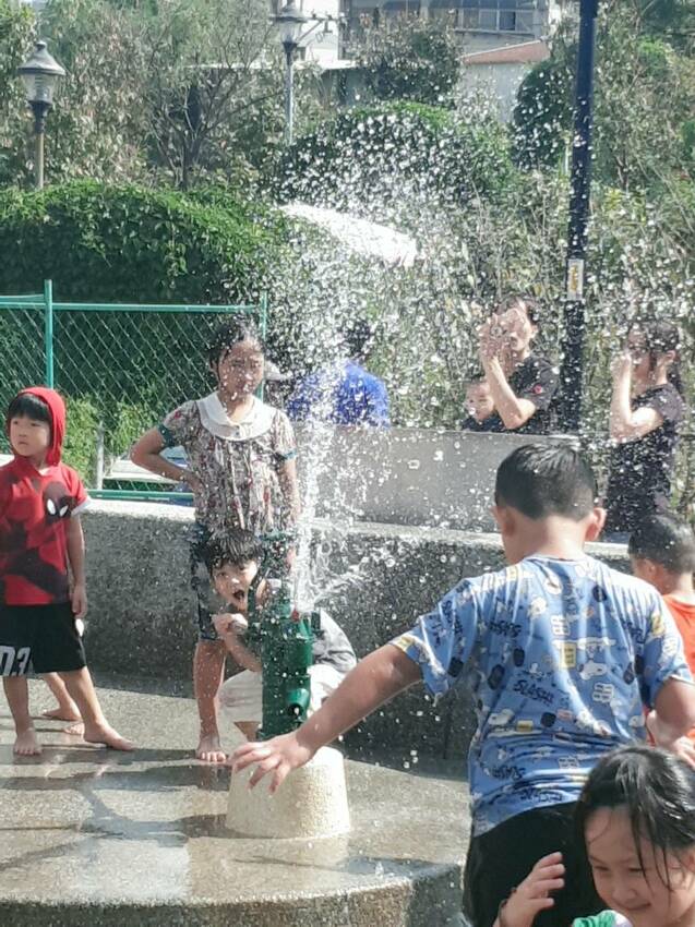 【新北｜鶯歌景點】永吉公園｜小而美的特色公園，3D壁畫造景、沙坑、會自動灑水降溫的溜滑梯，還有最消暑的戲水池。 - 1個媽咪2個寶