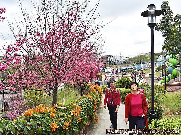 永吉公園17-遊戲區旁的賞花小徑.JPG