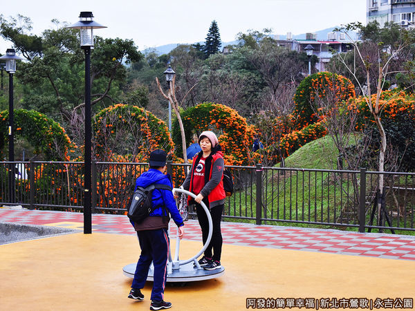 永吉公園22-兒童遊戲場-玩起來的母子倆.JPG