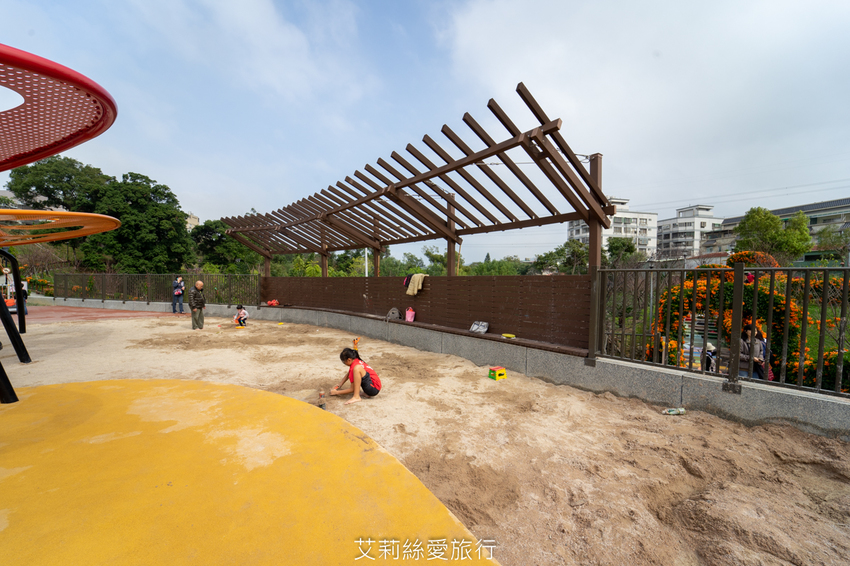 鶯歌景點》鶯歌永吉公園 親子同樂 新春賞炮仗花 玩溜滑梯 超好拍立體彩繪 - 艾莉絲愛旅行