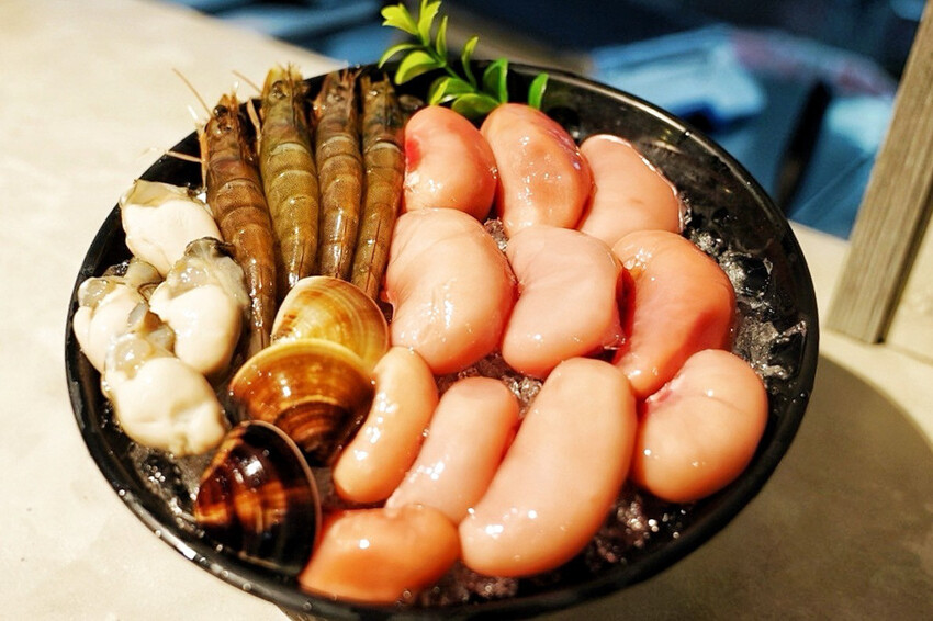 上善若水海鮮鍋物｜升級2.0自助區吃到飽！鱈場蟹腳比50元還大！超霸氣火雞佛好狂 @艾瑪  吃喝玩樂札記