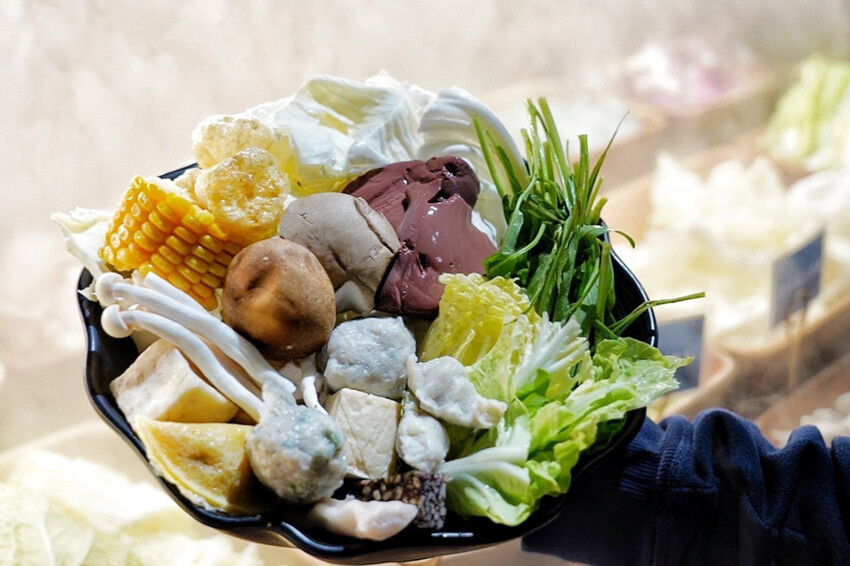 上善若水海鮮鍋物｜升級2.0自助區吃到飽！鱈場蟹腳比50元還大！超霸氣火雞佛好狂 @艾瑪  吃喝玩樂札記