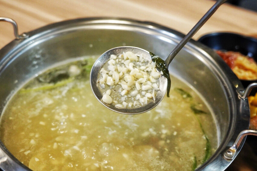 上善若水海鮮鍋物｜升級2.0自助區吃到飽！鱈場蟹腳比50元還大！超霸氣火雞佛好狂 @艾瑪  吃喝玩樂札記