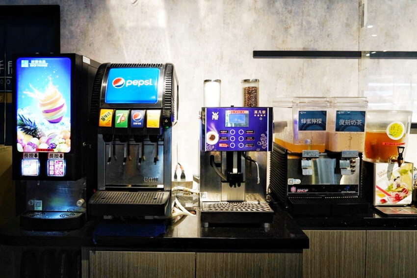 上善若水海鮮鍋物｜升級2.0自助區吃到飽！鱈場蟹腳比50元還大！超霸氣火雞佛好狂 @艾瑪  吃喝玩樂札記