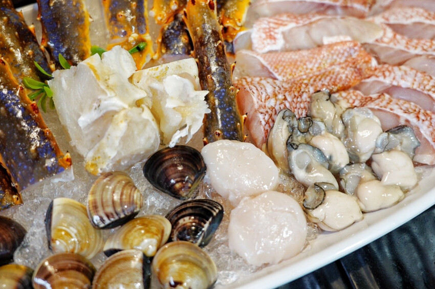 上善若水海鮮鍋物｜升級2.0自助區吃到飽！鱈場蟹腳比50元還大！超霸氣火雞佛好狂 @艾瑪  吃喝玩樂札記