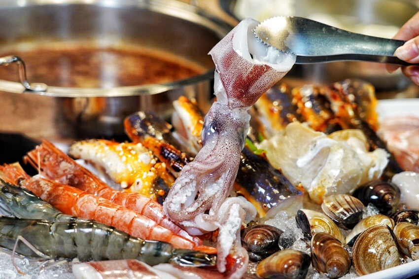 上善若水海鮮鍋物｜升級2.0自助區吃到飽！鱈場蟹腳比50元還大！超霸氣火雞佛好狂 @艾瑪  吃喝玩樂札記