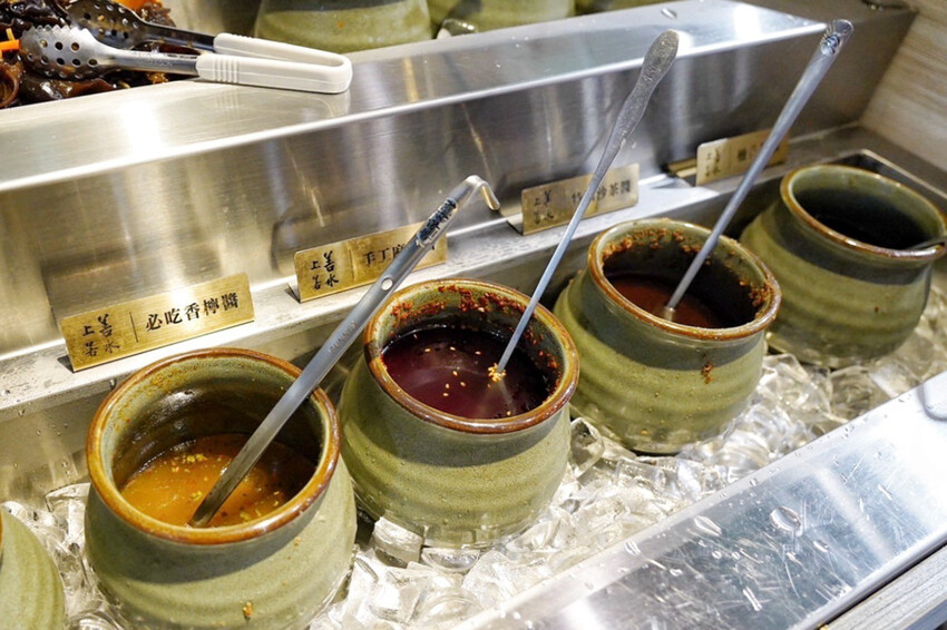 上善若水海鮮鍋物｜升級2.0自助區吃到飽！鱈場蟹腳比50元還大！超霸氣火雞佛好狂 @艾瑪  吃喝玩樂札記