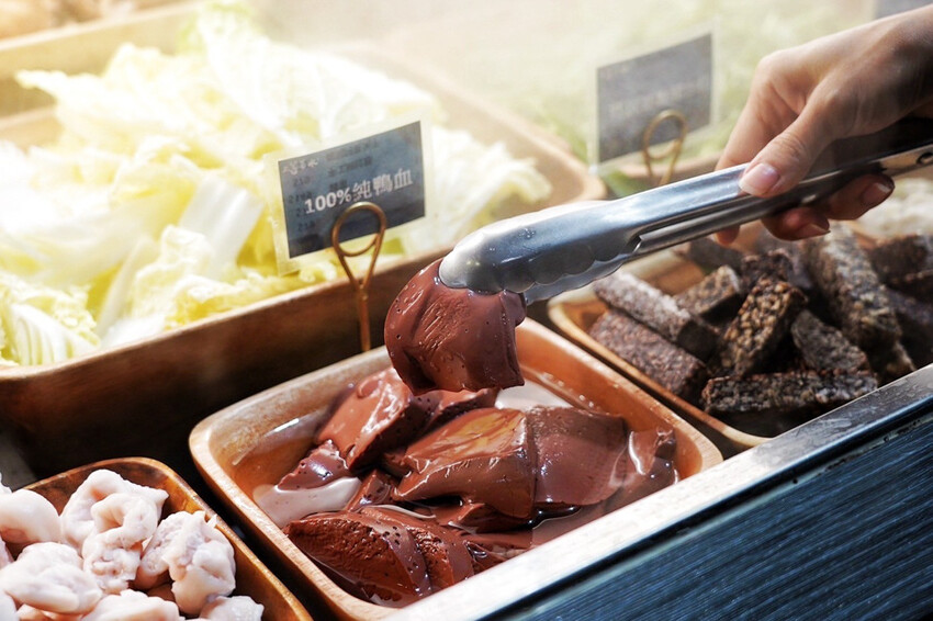 上善若水海鮮鍋物｜升級2.0自助區吃到飽！鱈場蟹腳比50元還大！超霸氣火雞佛好狂 @艾瑪  吃喝玩樂札記